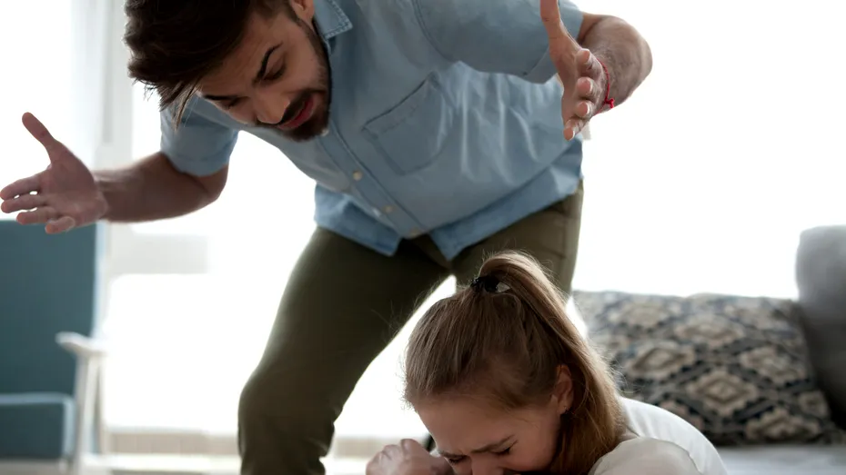 Abuzul emoţional, asasinul sigur al relaţiei de cuplu: 7 semnale pe care nu trebuie să le ignori