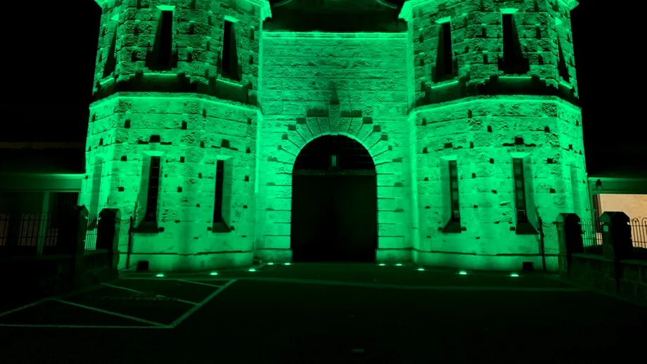 Clădiri iluminate în verde pentru a atrage atenția asupra bolilor mitocondriale. La fiecare 30 de minute se naște un copil care va dezvolta o astfel de afecțiune
