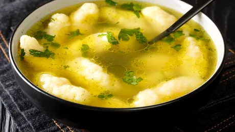 Supă de pui cu găluște pufoase din griș - cel mai bun leac pentru răceală