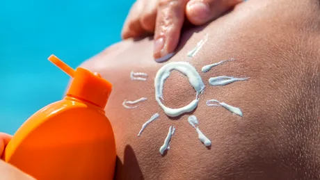 Greșeala pe care mulți o fac vara și care poate afecta sănătatea pielii. Dermatologii demontează mitul despre crema cu SPF