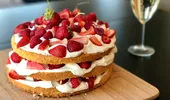 Tort însiropat cu șampanie, umplut cu cremă de brânză și căpșuni – un desert fabulos de Revelion