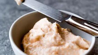 Alertă alimentară! Un lot de salată cu icre, retras de la vânzare din cauza unei bacterii periculoase. Mulți români o consumau