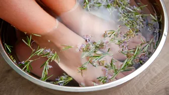 Remediile naturale care ar putea ajuta în cazul ciupercii unghiei. Ce spun specialiștii despre eficiența lor