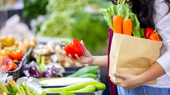 Atenție mare la ce cumpărați de la piață! Topul fructelor și legumelor care conţin cele mai multe pesticide