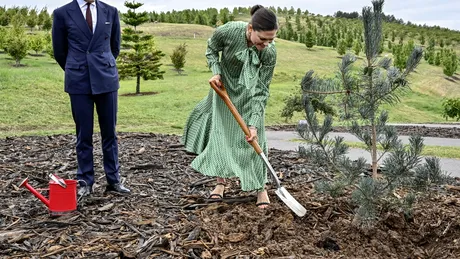Prințesa Victoria a Suediei, surprinsă...la sapă. Nu a ezitat nici să se urce la volanul unui tir