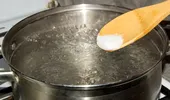 De ce e bine să pui sare în apa în care fierb ouăle
