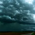 De ce capătă cerul o culoare verde înaintea unor furtuni puternice? Explicația fenomenului care atrage atenția meteorologilor