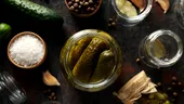 De ce apare floarea albă pe murături? Greșelile care pot strica borcanele pregătite pentru iarnă