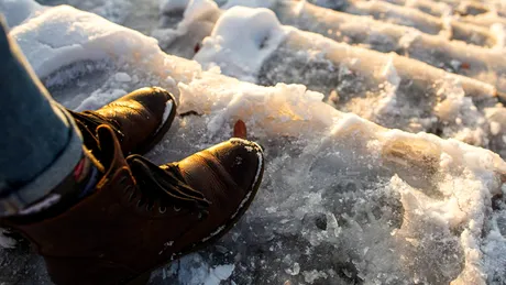 Cum cureți corect petele de sare și apă de pe încălțăminte iarna