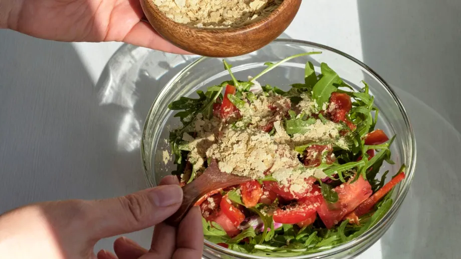 Ingredientul pe care să-l presari peste paste, salate, popcorn sau în supă. E bogat în acid folic și vitamine care desfundă vasele de sânge