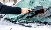 Șoferii trebuie să știe asta! Cele mai sigure și rapide metode de a scăpa de gheața de pe parbriz iarna