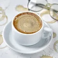 Cum să scapi de petele de pe măsuța de cafea în câteva secunde. Trucul ingenios cu uscătorul de păr