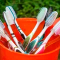 Nu mai arunca periuța de dinți dacă e veche! 7 moduri să o folosești prin casă