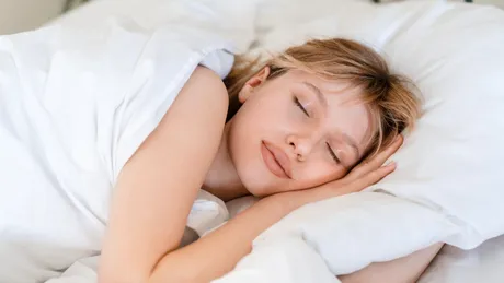 Odihna care vindecă: legătura profundă dintre somn, echilibru hormonal și sănătatea intimă a femeii