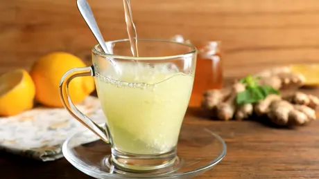 Băutura ieftină care ajută la calmarea durerii de gât când ești răcit. Este medicament pentru gâtul iritat