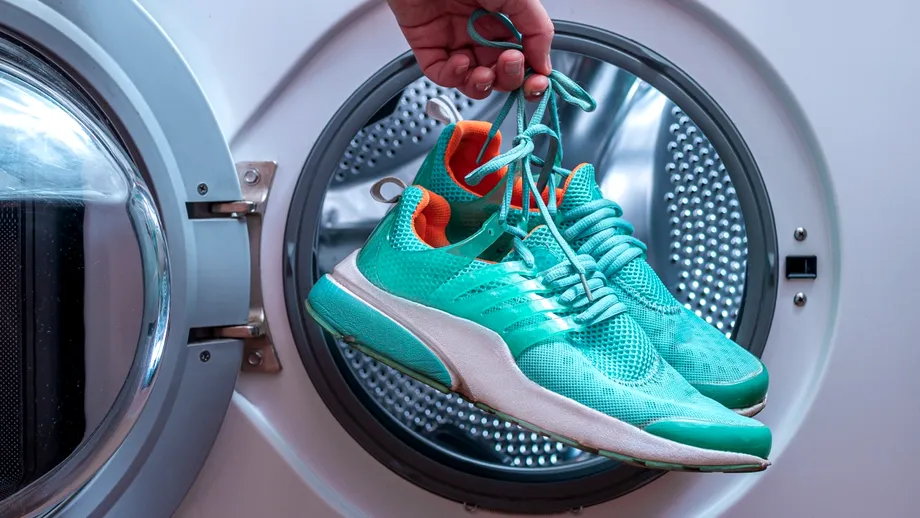 De ce să nu usuci niciodată încălțămintea pe calorifer. Greșeala pe care toată lumea o face