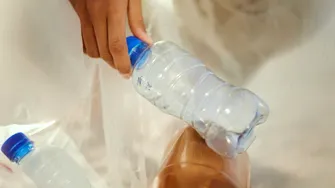 Atenție la sticlele reutilizabile! Milioane de bacterii pot transforma hidratarea zilnică într-un risc pentru sănătate