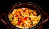 Ghiveci de legume (ratatouille) la cuptor: mâncare de post cu puține calorii, gustoasă și sățioasă