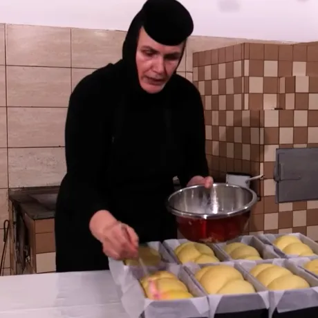 Cozonaci de la Mănăstirea Adam. Rețeta care readuce gustul autentic al sărbătorilor de Paște
