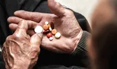 Studiu: Administrarea a cinci sau mai multe medicamente pe zi, asociată cu un risc mai mare de deces în rândul vârstnicilor