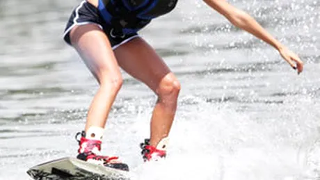 Diana Dumitrescu practica wakeboarding