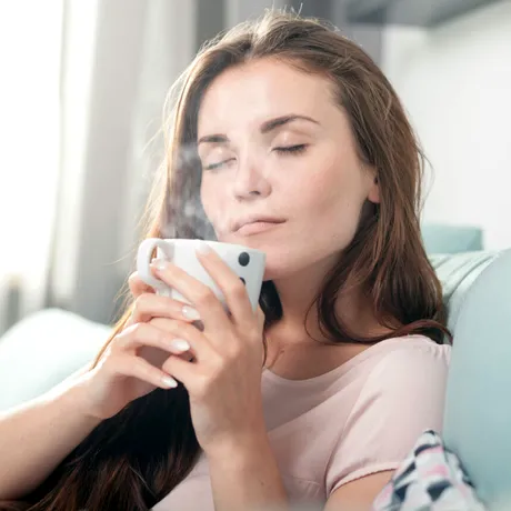 De ce ar trebui să eviți să bei ceai pe stomacul gol! E un obicei chiar dăunător