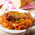 Varză cu afumătură în stil unguresc. Ce pun gospodinele pentru un preparat mai delicios