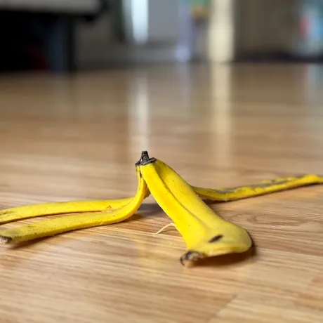 Nu mai arunca cojile de banană! Cum poți scăpa de zgârieturile de pe parchet