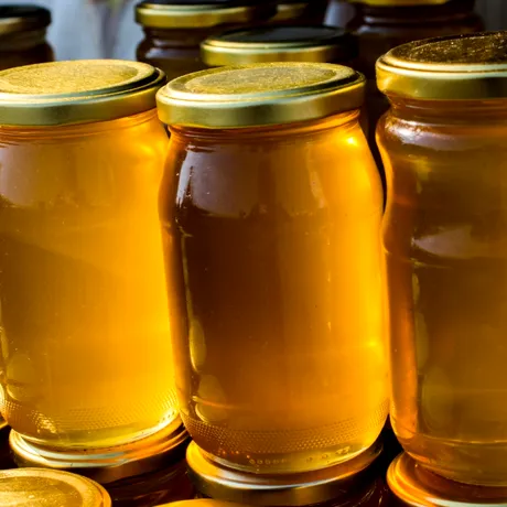 Mierea închisă sau deschisă la culoare? Află ce spune nuanța despre gust și calitate