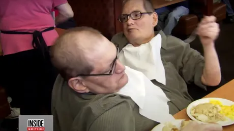 Cei mai longevivi fraţi siamezi din lume au murit la 68 de ani. Cum au trăit uniţi în zona abdomenului