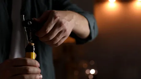 Metoda ieftină și ingenioasă prin care poți păstra vinul deschis. Trucul de care ai nevoie