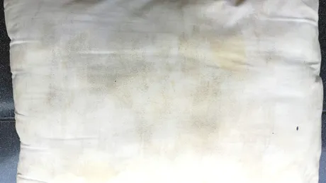 Cum scapi rapid de petele galbene de pe perne, fără să le bagi la mașina de spălat