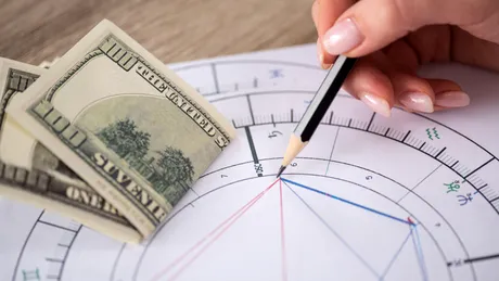 Horoscop financiar octombrie 2025. Zodiile care atrag bani și cele care trebuie să fie prudente la finanțe