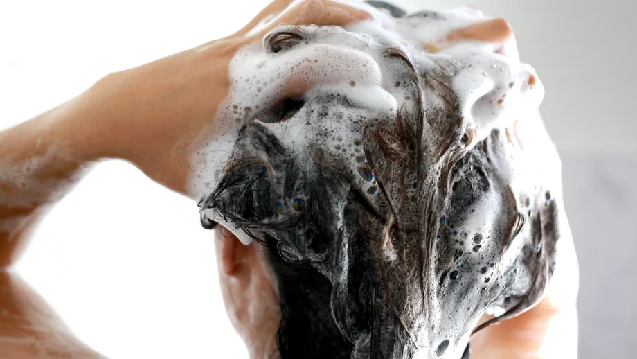 Ce să pui în șampon ca să nu îți mai cadă părul. Remediul natural care te ajută
