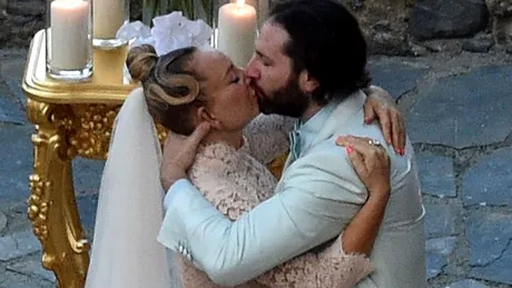 Cântăreața SIA s-a căsătorit. Imagini de poveste de la nuntă