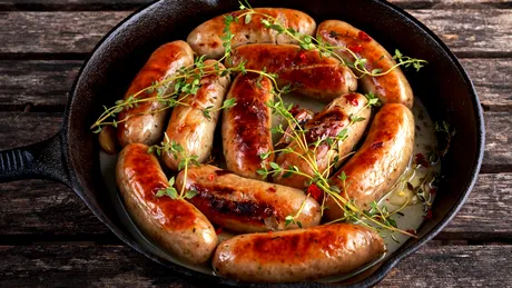 3 trucuri prin care cârnații nu mai plesnesc când îi prăjești. Trebuie să îi scufunzi în acest lichid înainte