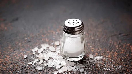 Când trebuie adăugată, de fapt, sarea în mâncare? Detaliul neglijat care poate schimba complet gustul preparatelor