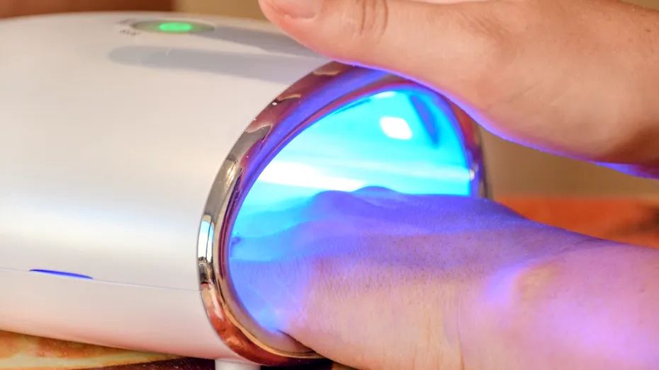 Manichiura cu gel este periculoasă? Cu ce poți să o înlocuiești?