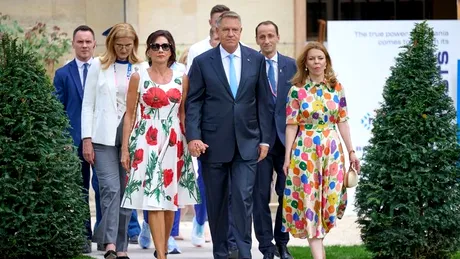 Cât costă rochia de firmă purtată de Carmen Iohannis la inaugurarea Casei României de la JO 2024 de la Paris. Geanta, de asemenea de la un brand renumit, are preţ aproape dublu FOTO