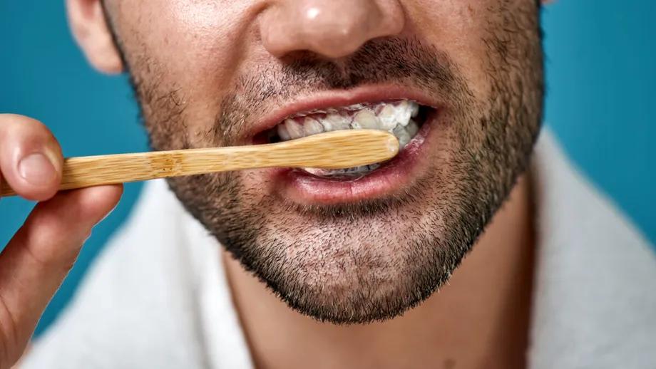 Dinții nu se spală ca-n reclame! Iată cum se face corect periajul dentar