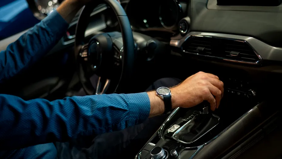 Greșeala care te poate lăsa fără permis! Ce riști dacă ai carnet pentru mașină automată și conduci una cu cutie manuală