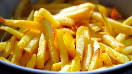 Câte calorii are o porție de 200 de grame de cartofi prăjiți. Cu cât te îngrași, de fapt, dacă mănânci așa ceva