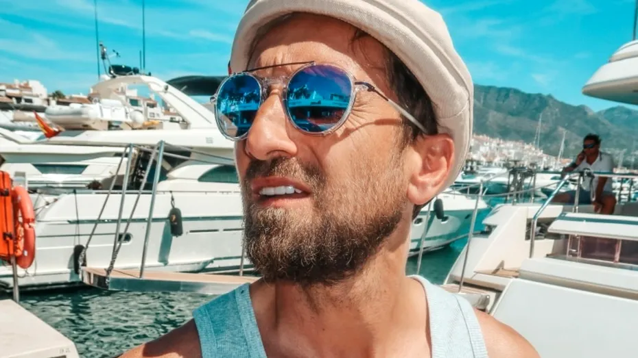 Dani Oțil nu a fost primit într-un restaurant din Marbella din cauza ținutei. Cu ce era îmbrăcat prezentatorul
