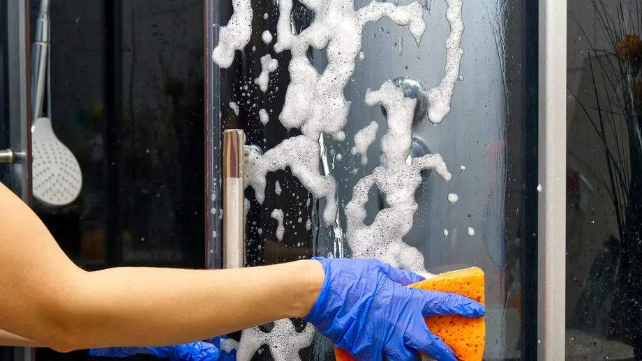 Cum cureți cabina de duș rapid, fără chimicale! Sfaturi care chiar funcționează în orice locuință