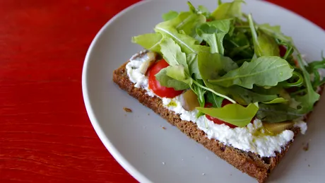 Cremă de brânză feta cu roșii la cuptor REȚETĂ