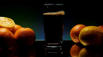 Adevărul despre cel mai popular suc pe care îl consumă românii! Ingredientul ascuns care ar putea crește riscul de osteoporoză