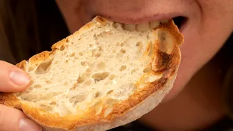 Te dor dinții când muști din pâine? Afecțiuni care pot sta în spatele acestui simptom