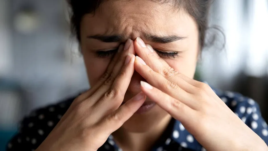 Obiceiul care te îmbolnăvește frecvent. Îți micșorează creierul și provoacă „sindromul inimii frânte”