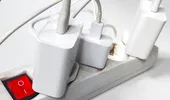 ⁠Încărcătorul lăsat în priză consumă energie? Răspunsul pe care trebuie să îl știi