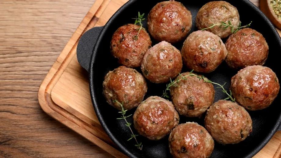 Chifteluțe fragede cu usturoi și bere. Gustul care te cucerește de la prima îmbucătură